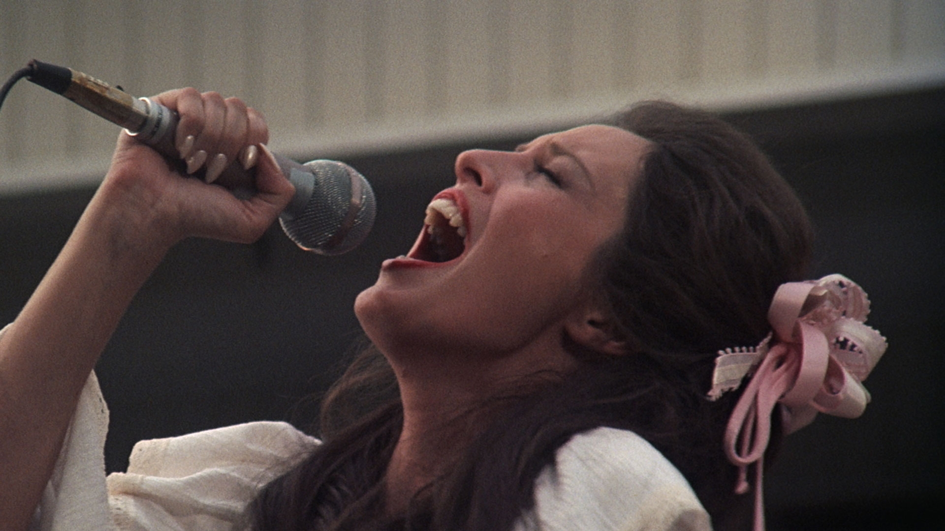 A woman singing in a production still from 'Nashville'
