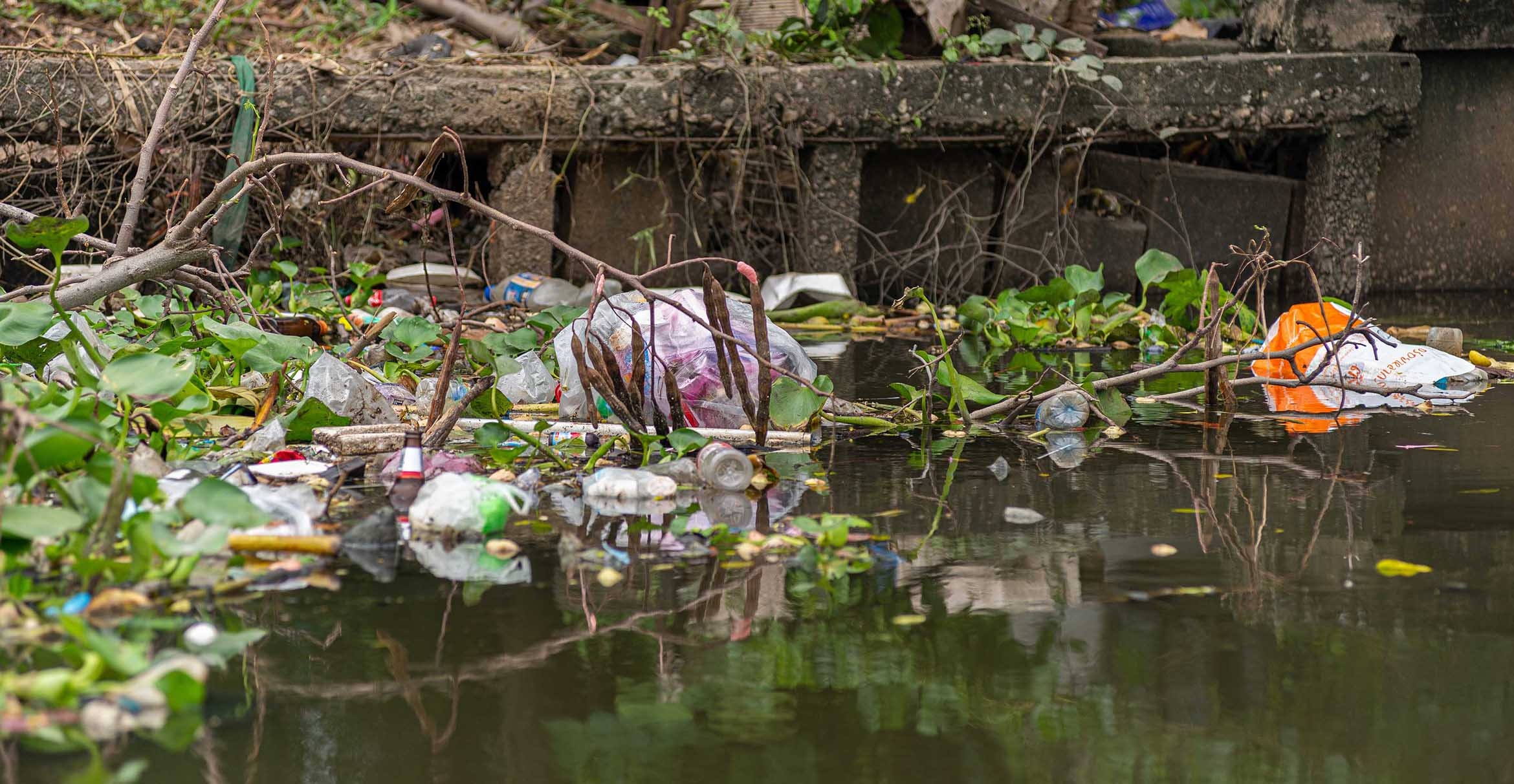 Plast waste floating in a river