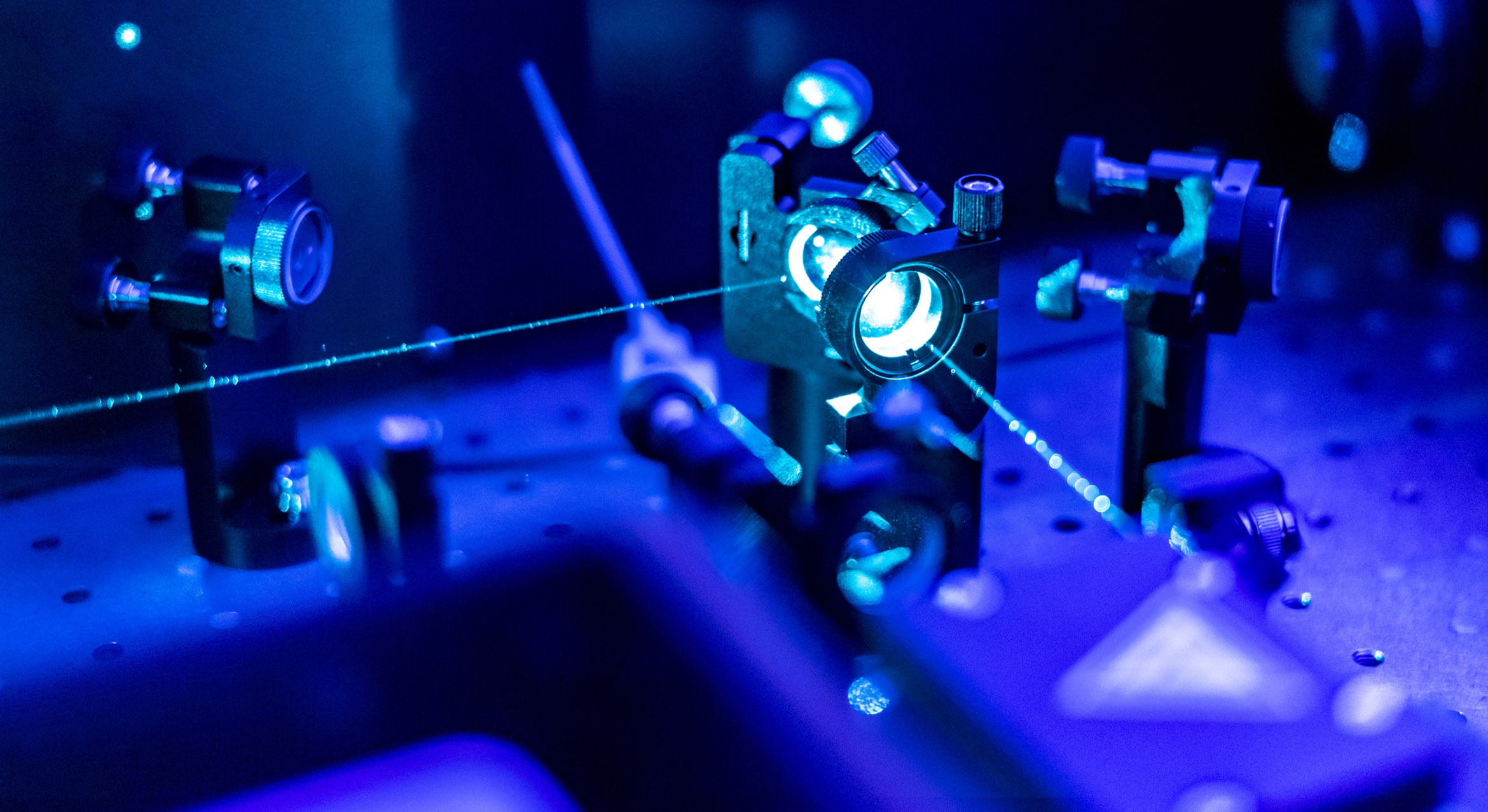 Laser reflect on optic table un quantum laboratory